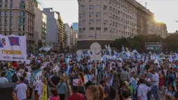 В Аргентине тысячи человек протестуют против сокращения расходов на образование