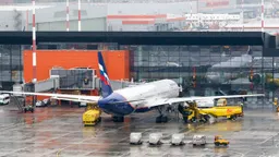 Московские аэропорты в третий раз за неделю остановились из-за атак дронов. Было отменено более 200 рейсов